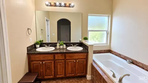 Bath - 2001 Bloomfield Ave, Wasco, CA 93280 photo 5 of 6