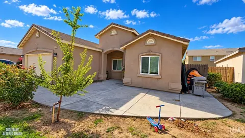 Exterior - 2001 Bloomfield Ave, Wasco, CA 93280 photo 3 of 6