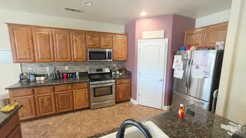 Kitchen - 2001 Bloomfield Ave, Wasco, CA 93280 photo 4 of 5