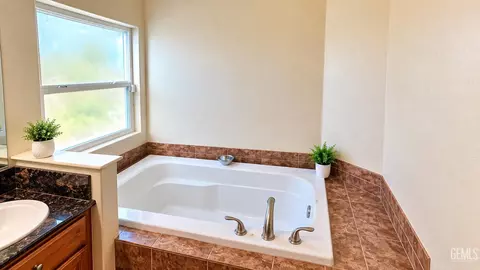 Bath - 2001 Bloomfield Ave, Wasco, CA 93280 photo 4 of 6