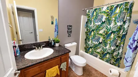 Bath - 2001 Bloomfield Ave, Wasco, CA 93280 photo 1 of 6