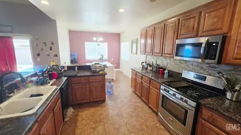 Kitchen - 2001 Bloomfield Ave, Wasco, CA 93280 photo 1 of 5