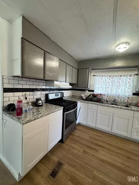 Kitchen - 6601 Eucalyptus Dr #231, Bakersfield, CA 93306 photo 4 of 7