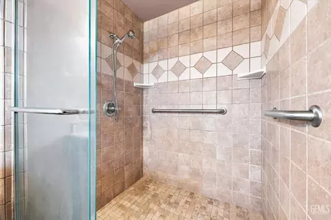 Bath - 314 Atkinson Ave, Shafter, CA 93263 photo 4 of 4