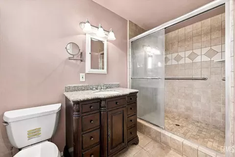 Bath - 314 Atkinson Ave, Shafter, CA 93263 photo 3 of 4