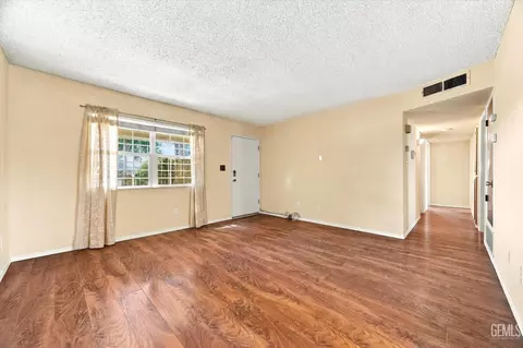 Living - 314 Atkinson Ave, Shafter, CA 93263 photo 3 of 4