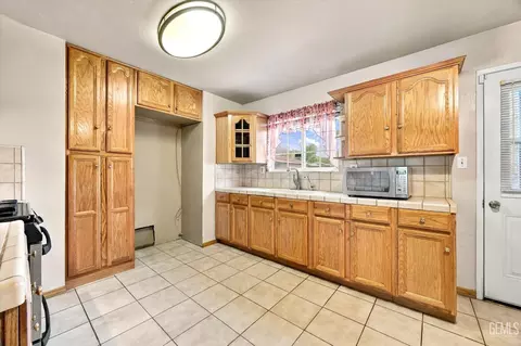 Kitchen - 314 Atkinson Ave, Shafter, CA 93263 photo 3 of 4