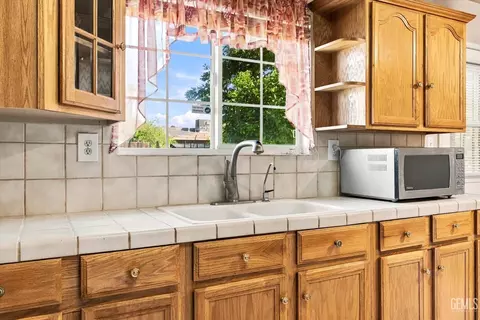 Kitchen - 314 Atkinson Ave, Shafter, CA 93263 photo 4 of 4