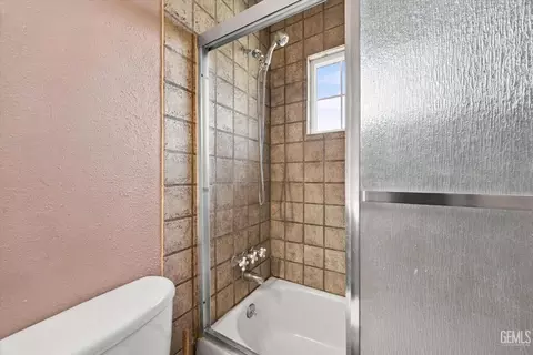Bath - 314 Atkinson Ave, Shafter, CA 93263 photo 2 of 4