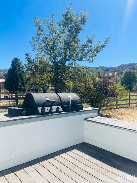 Exterior - 23441 Lakeview Dr, Tehachapi, CA 93561 photo 5 of 10