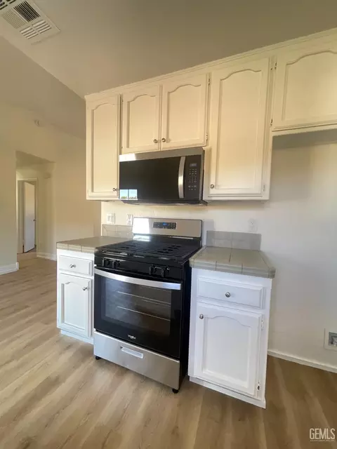 Kitchen - 23441 Lakeview Dr, Tehachapi, CA 93561 photo 1 of 4