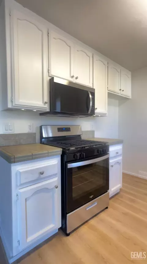 Kitchen - 23441 Lakeview Dr, Tehachapi, CA 93561 photo 2 of 4