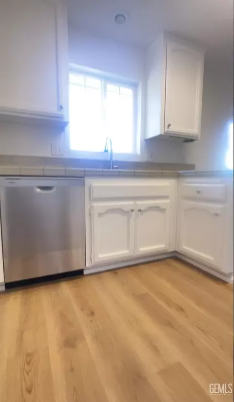 Kitchen - 23441 Lakeview Dr, Tehachapi, CA 93561 photo 3 of 4