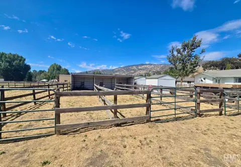 Exterior - 23441 Lakeview Dr, Tehachapi, CA 93561 photo 7 of 10