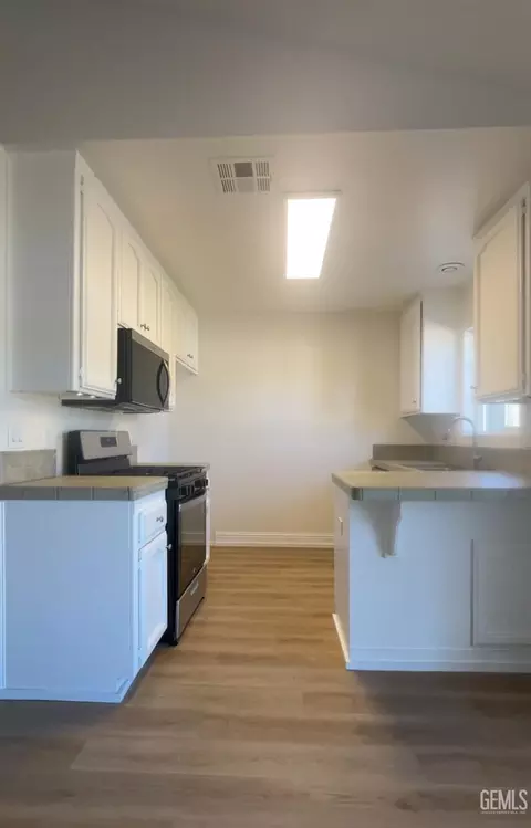 Kitchen - 23441 Lakeview Dr, Tehachapi, CA 93561 photo 4 of 4
