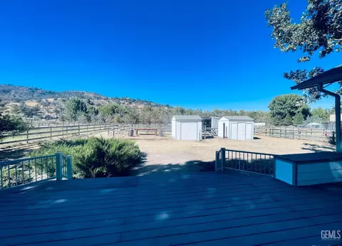 Exterior - 23441 Lakeview Dr, Tehachapi, CA 93561 photo 4 of 10