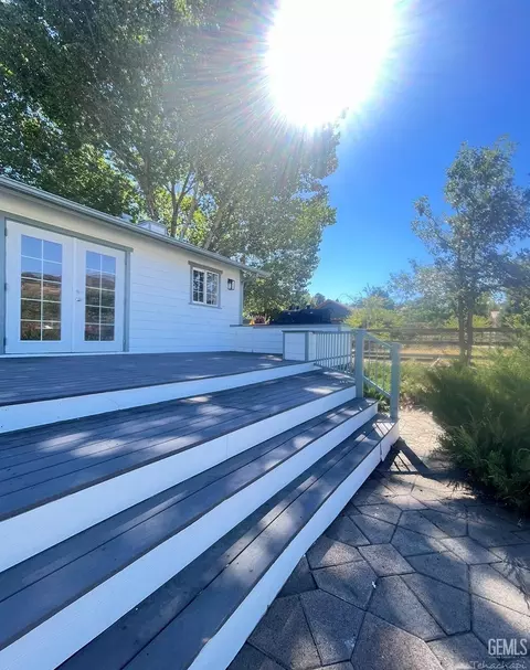 Exterior - 23441 Lakeview Dr, Tehachapi, CA 93561 photo 3 of 10