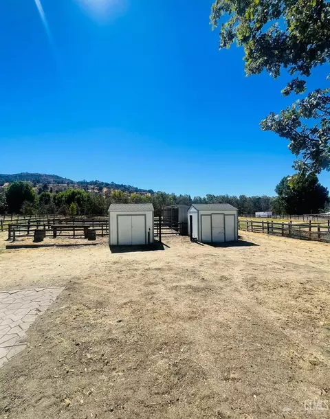 Exterior - 23441 Lakeview Dr, Tehachapi, CA 93561 photo 10 of 10