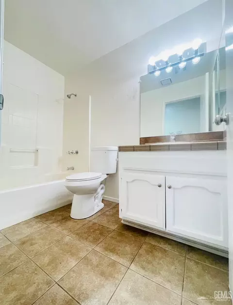 Bath - 23441 Lakeview Dr, Tehachapi, CA 93561 photo 2 of 2