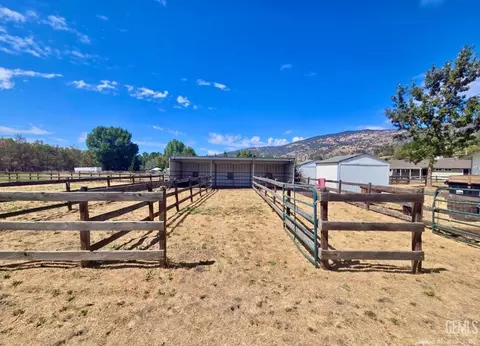 Exterior - 23441 Lakeview Dr, Tehachapi, CA 93561 photo 8 of 10
