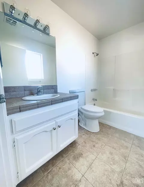 Bath - 23441 Lakeview Dr, Tehachapi, CA 93561 photo 1 of 2