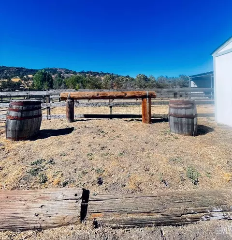Exterior - 23441 Lakeview Dr, Tehachapi, CA 93561 photo 9 of 10