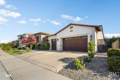 Exterior - 11702 Raindrop Ln, Bakersfield, CA 93311 photo 3 of 6