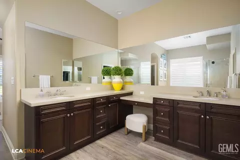 Bath - 11702 Raindrop Ln, Bakersfield, CA 93311 photo 4 of 4