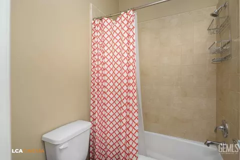 Bath - 11702 Raindrop Ln, Bakersfield, CA 93311 photo 2 of 4