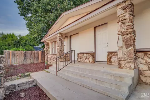 Exterior - 2106 E St, Bakersfield, CA 93301 photo 1 of 1