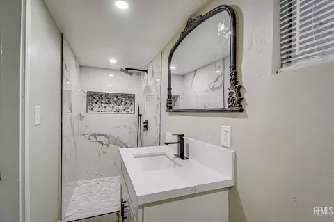 Bath - 2106 E St, Bakersfield, CA 93301 photo 1 of 2