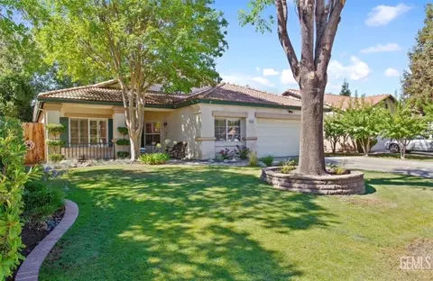 8504 Lighthouse Dr, Bakersfield, CA 93312