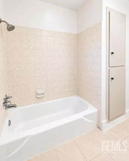 Bath - 522 Garfield Ave, Taft, CA 93268 photo 2 of 3