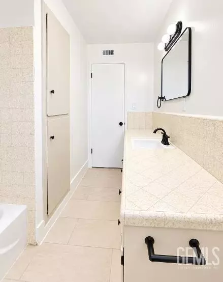 Bath - 522 Garfield Ave, Taft, CA 93268 photo 1 of 3