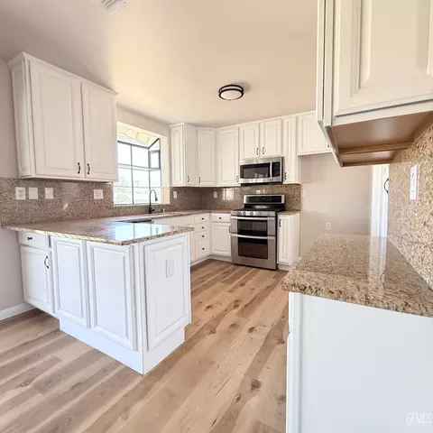 Kitchen - 20220 Mesa Dr, Tehachapi, CA 93561 photo 2 of 2