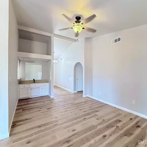 Living - 20220 Mesa Dr, Tehachapi, CA 93561 photo 7 of 9