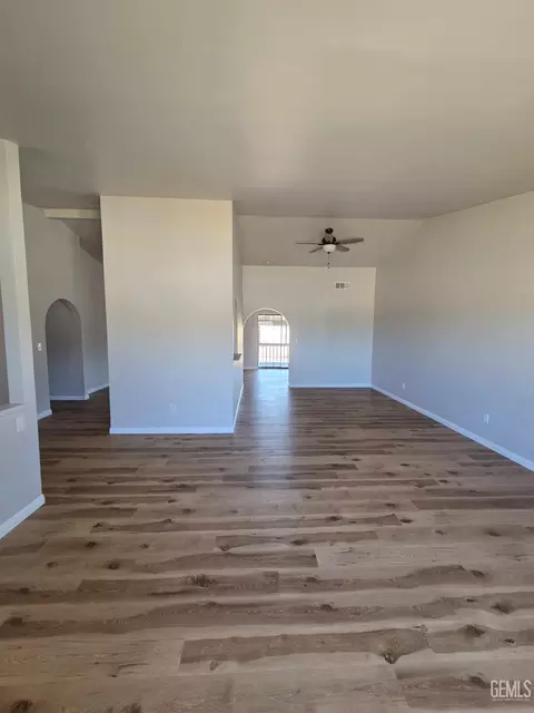 Living - 20220 Mesa Dr, Tehachapi, CA 93561 photo 3 of 9