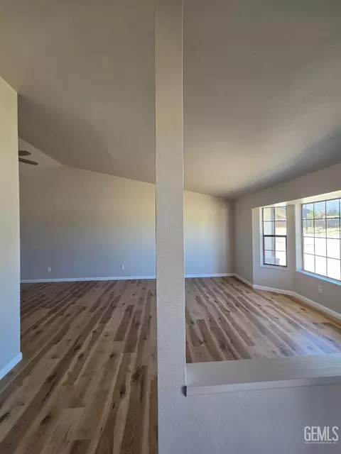 Living - 20220 Mesa Dr, Tehachapi, CA 93561 photo 2 of 9