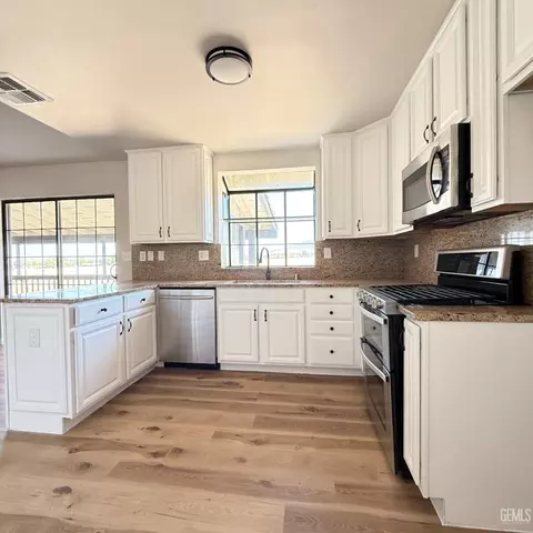 Kitchen - 20220 Mesa Dr, Tehachapi, CA 93561 photo 1 of 2