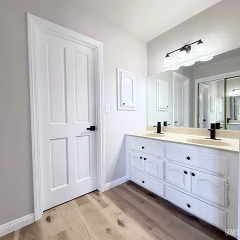 Bath - 20220 Mesa Dr, Tehachapi, CA 93561 photo 1 of 2