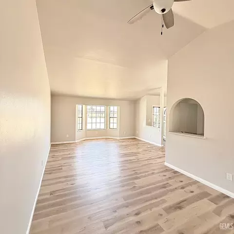 Living - 20220 Mesa Dr, Tehachapi, CA 93561 photo 5 of 9