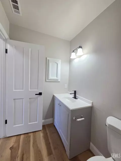 Bath - 20220 Mesa Dr, Tehachapi, CA 93561 photo 2 of 2