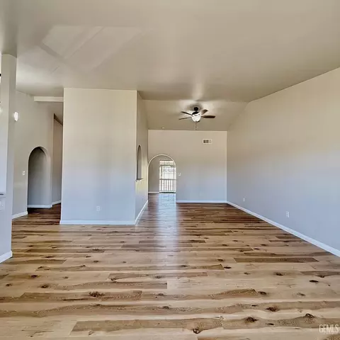 Living - 20220 Mesa Dr, Tehachapi, CA 93561 photo 4 of 9