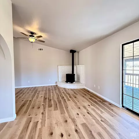 Living - 20220 Mesa Dr, Tehachapi, CA 93561 photo 6 of 9