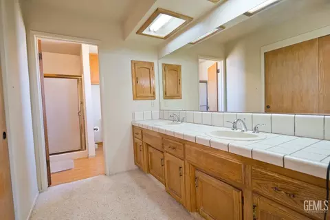 Bath - 21540 Westwood Blvd, Tehachapi, CA 93561 photo 3 of 4