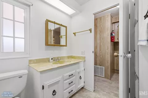 Bath - 724 46th St, Bakersfield, CA 93301 photo 4 of 4
