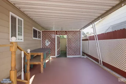 Exterior - 724 46th St, Bakersfield, CA 93301 photo 5 of 10