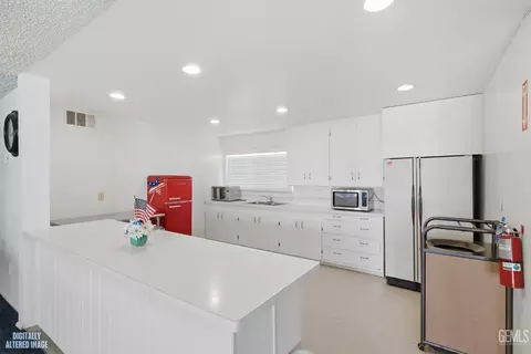 Kitchen - 724 46th St, Bakersfield, CA 93301 photo 9 of 10
