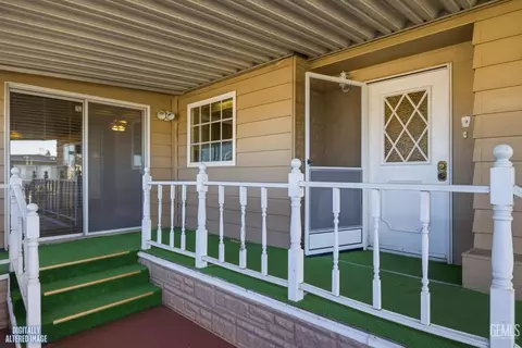 Exterior - 724 46th St, Bakersfield, CA 93301 photo 4 of 10