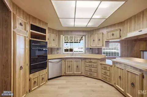 Kitchen - 724 46th St, Bakersfield, CA 93301 photo 2 of 10